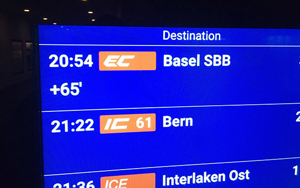 Eine Anzeige an einem SBB-Bahnhof zeigt eine Zug-Verspätung an. 